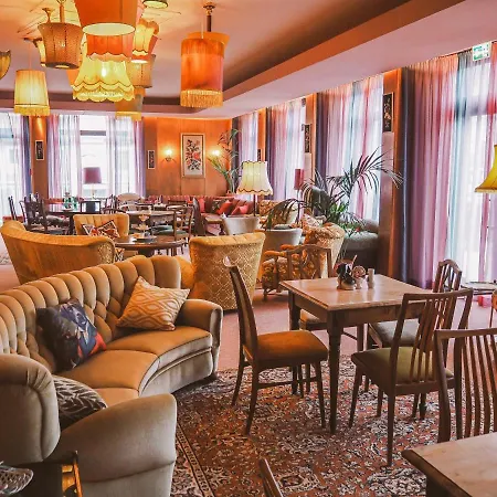 Tante Alma's Muelheimer Hotel